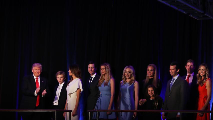 Die Familie gehört für den 45. US-Präsidenten Donald Trump zu den wichtigsten Konstanten.  Mit seiner dritten Frau Melania Trump hat er einen gemeinsamen Sohn, den zehnjährigen Barron. Melania stammt aus Slowenien und wurde dort am 26. April 1970 als Melanija Knavs geboren, woraus dann Melania Knauss wurde.