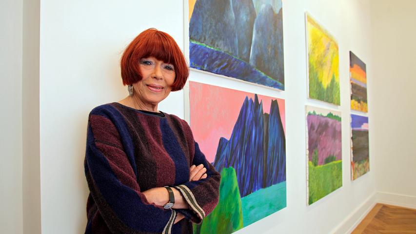 "Kunst ist mein Lebenselixier", sagt die Malerin, hier vor Bildern in ihrer Nürnberger Ausstellung.
