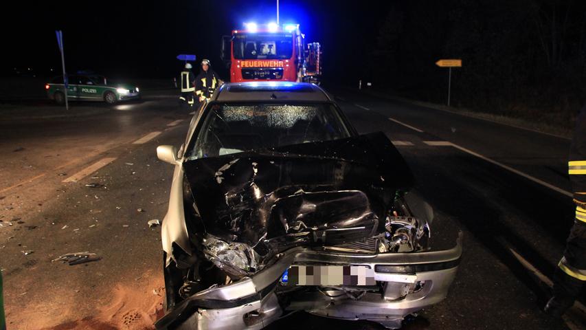 Frontalzusammenstoß bei Adelsdorf: Fahrer wird schwer verletzt