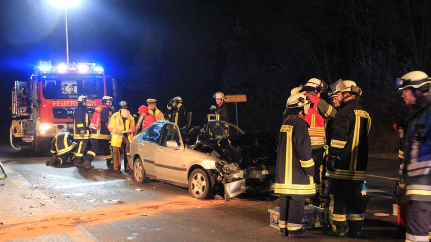 Frontalzusammenstoß bei Adelsdorf: Fahrer wird schwer verletzt