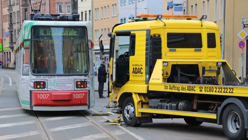 Unfall in der Sulzbacher Straße: ADAC rammt Straßenbahn