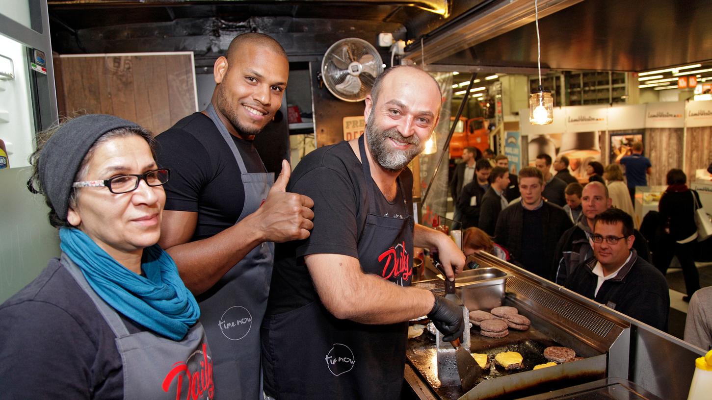 Burger kommen auf der Street Food Convention in Nürnberg immer gut an. Doch auch viele Sonder-Kreationen wie Schokodöner oder veganes Gebäck sind beliebt. Burger kommen auf der Street Food Convention in Nürnberg immer gut an. Doch auch viele Sonder-Kreationen wie Schokodöner oder veganes Gebäck sind beliebt.