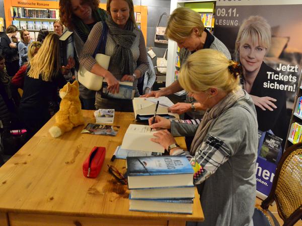 Zahlreiche Krimi-Fans standen Schlange, um sich ihr Buch von der Autorin signieren zu lassen.