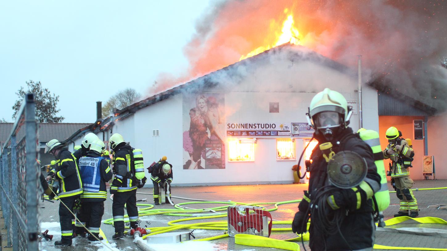Ein Großaufgebot der Feuerwehr kämpfte auch am Freitagabend noch gegen die Flammen in dem Sonnenstudio.