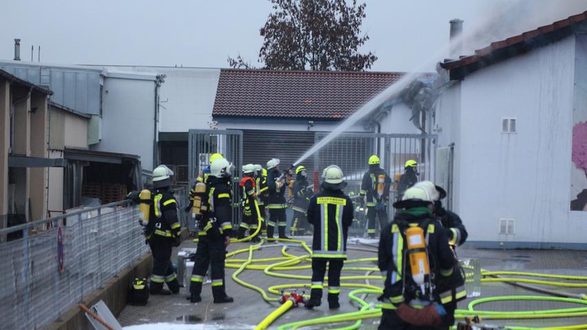 Großalarm in Oberasbach: Sonnenstudio stand komplett in Flammen