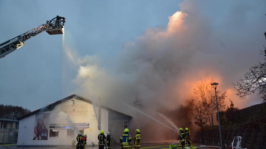 Großalarm in Oberasbach: Sonnenstudio stand komplett in Flammen
