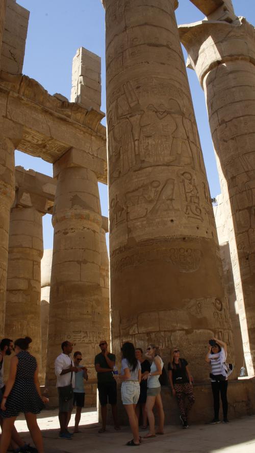 Der Karnak-Tempel in Luxor gilt als die größte Tempelanlage Ägyptens. Früher drängten sich die Touristen hier dicht an dicht, jetzt verlieren sich die kleinen Grüppchen fast.