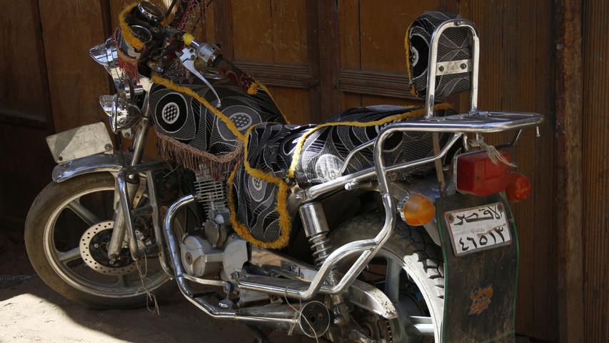 ...bei der Verkleidung von Motorrädern, um sich am heißen Metall mit den nackten Beinen beim Fahren nicht zu verbrennen...