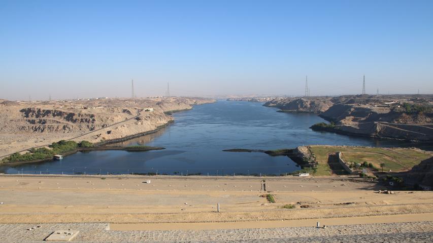 Bllick vom Assuan-Staudamm aufs Wasser.
