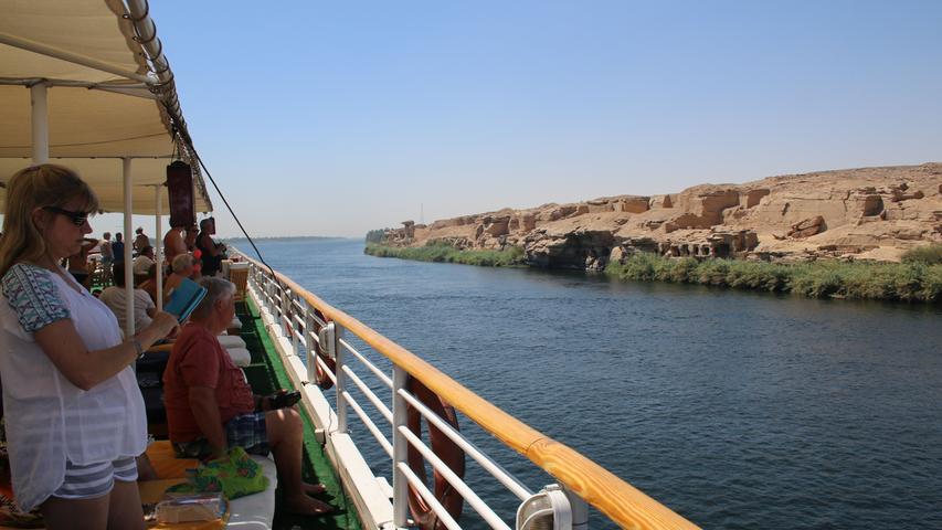 Sonnen, Dahingleiten, Fotografieren, Kaffeetrinken und Uferanschauen gleichzeitig - das geht am Sonnendeck eines Nilkreuzfahrtschiffes.