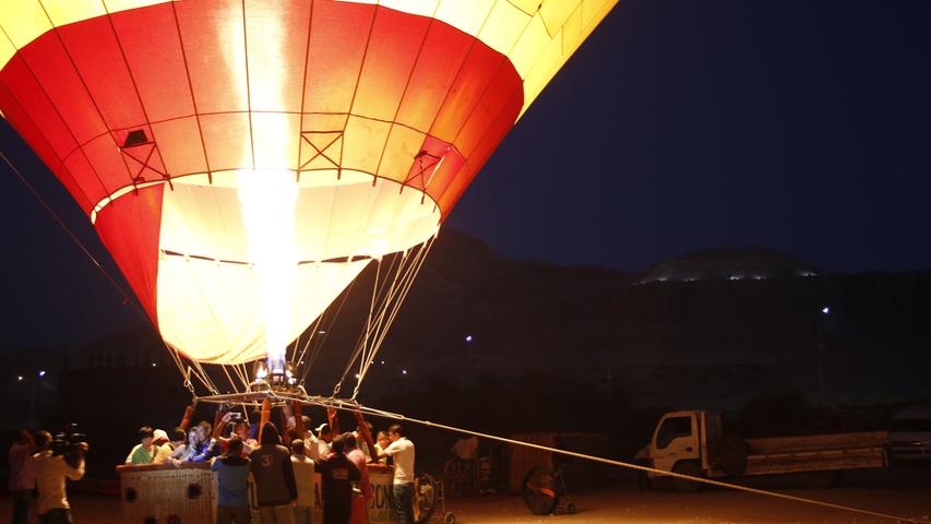 Einer der Höhepunkte einer Ägyptenreise: Die Fahrt mit dem Ballon über Theben. Wer früh aufsteht...