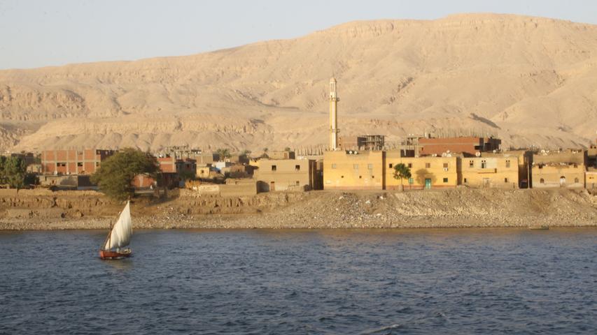 Elf Stundenkilometer ist die Nile Excellence schnell, wenn sie stromaufwärts von Luxor nach Assuan fährt, 15 Stundenkilometer sind es auf dem Rückweg. In dieser Geschwindigkeit also wechselt der Ausblick.