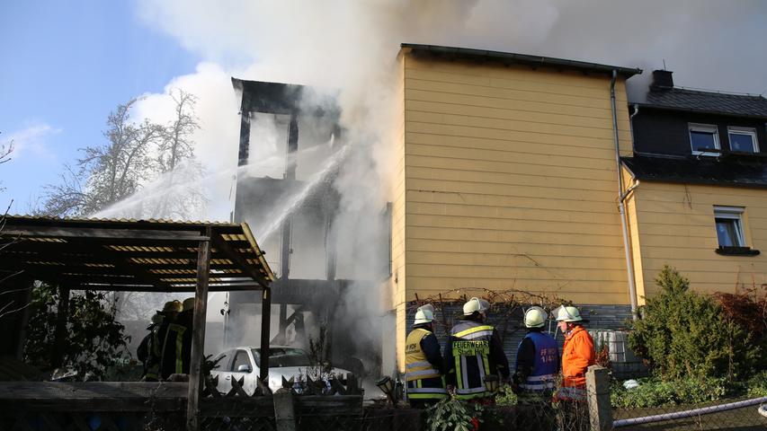 Knall und Feuer: Wohnhaus komplett in Flammen