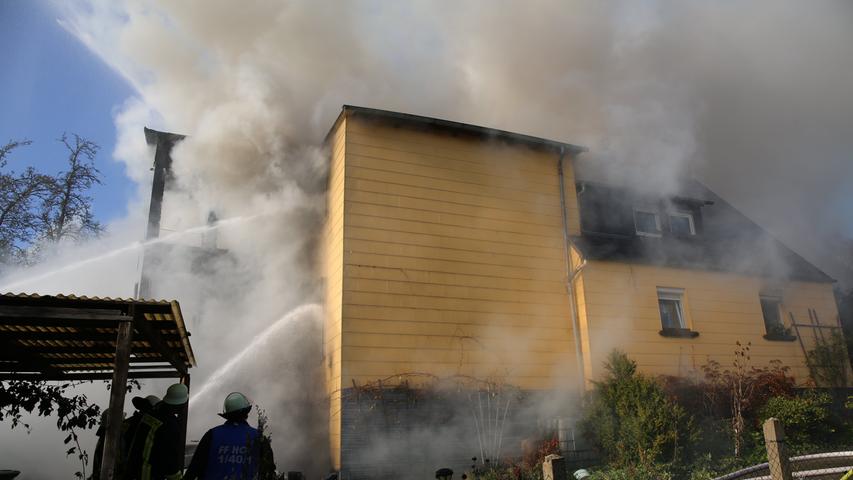 Knall und Feuer: Wohnhaus komplett in Flammen