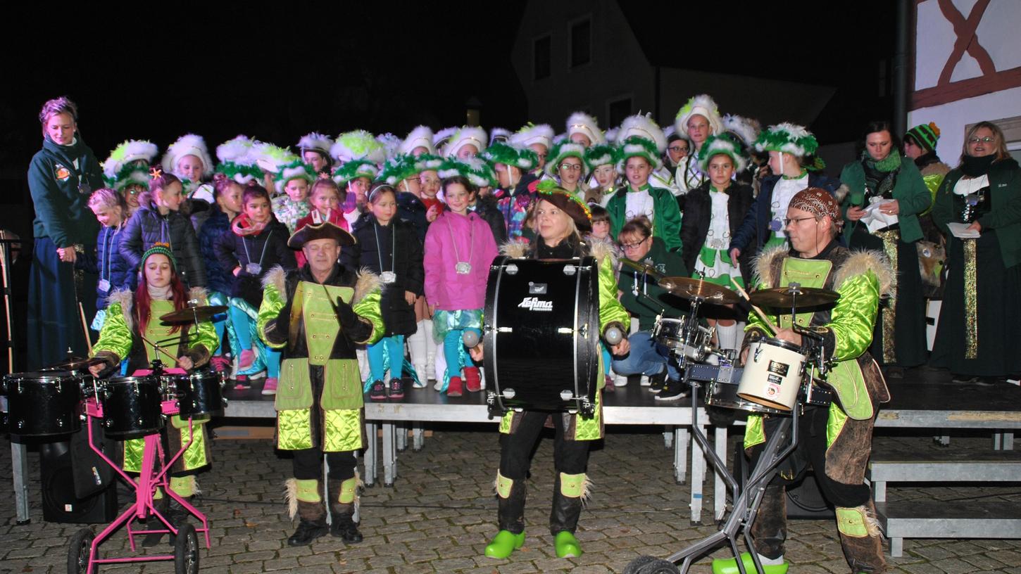 Mobile Band und junge Gardetänzerinnen und -tänzer beim Rathaussturm in Heiligenstadt.