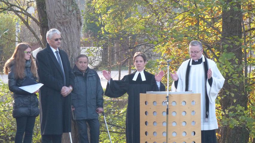 Pfarrer Matthäus Ottenwälder und Pfarrerin Cornelia Meinhard beteten gemeinsam und segneten die Teilnehmer der Gedenkfeier in Georgensgmünd.