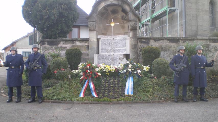 Auch in Laibstadt wurde vor dem Kriegerdenkmal an die Opfer von Krieg und Gewalt gedacht.
