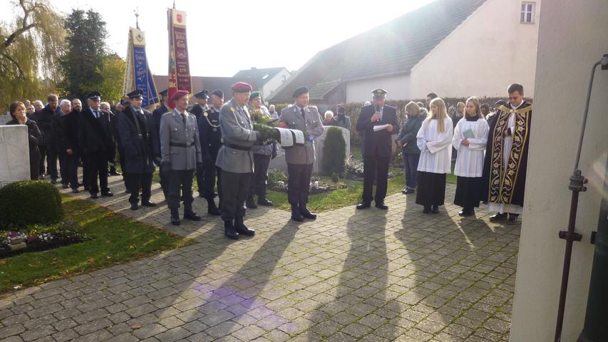 In Jahrsdorf wurde der Kirchenzug des Kriegervereins von der Blaskapelle begleitet.