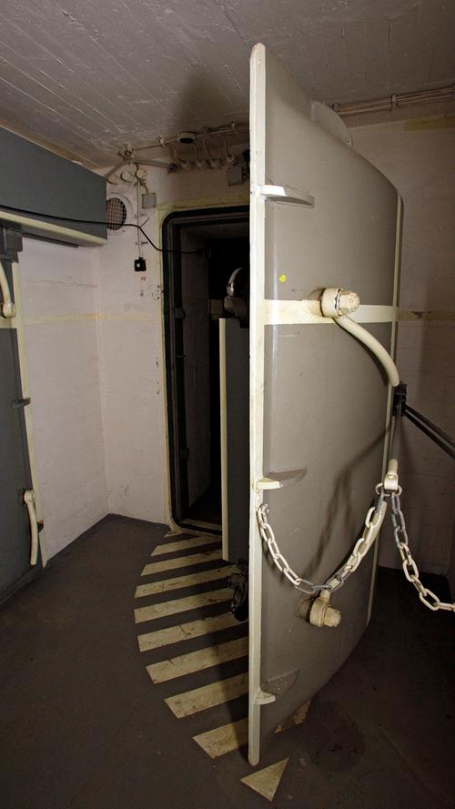 Schwere Metalltüren sollten Druckwellen von Bomben brechen. Doch ein direkter Treffer hätte den Bunker wahrscheinlich pulverisiert.