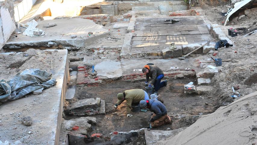 Spannender Blick in die Vergangenheit: Archäologen haben auf dem Gelände des Katharinenspitals Hausmauern, Mühlsteine und typisch Forchheimer Fußböden entdeckt.