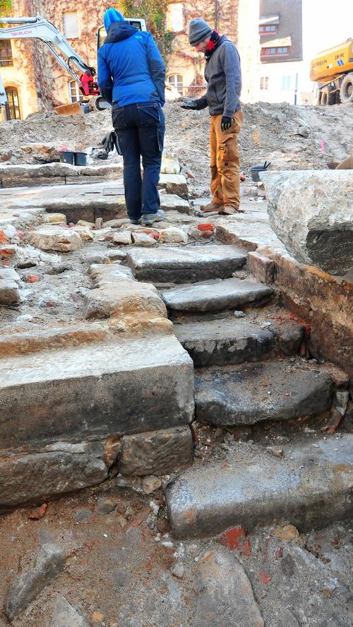Spannender Blick in die Vergangenheit: Archäologen haben auf dem Gelände des Katharinenspitals Hausmauern, Mühlsteine und typisch Forchheimer Fußböden entdeckt.