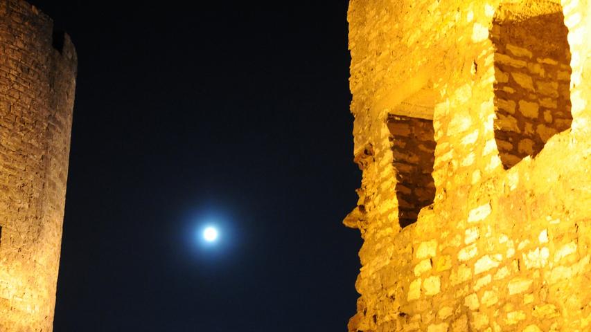 Zwischen Turm und Kemenate lugt der Mond hervor - gesehen von Siegfried Mandel.