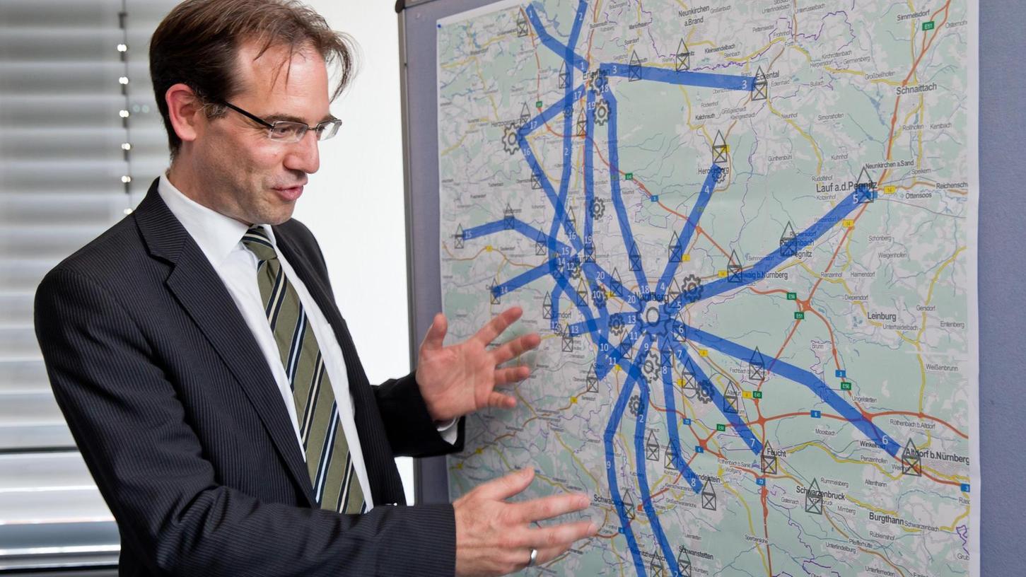 Auf diesem Archivfoto zeigt der Nürnberger Planungsreferent Daniel Ulrich, wo es sinnvolle Trassenvorschläge für Radschnellwege im Ballungsgebiet Nürnberg gibt.