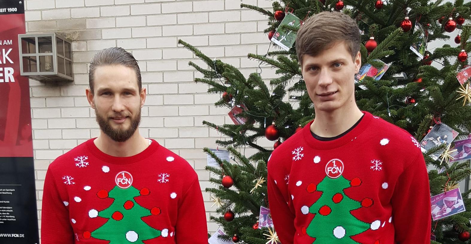 Mit Pulli und Papp-Behrens: Es weihnachtet beim Club