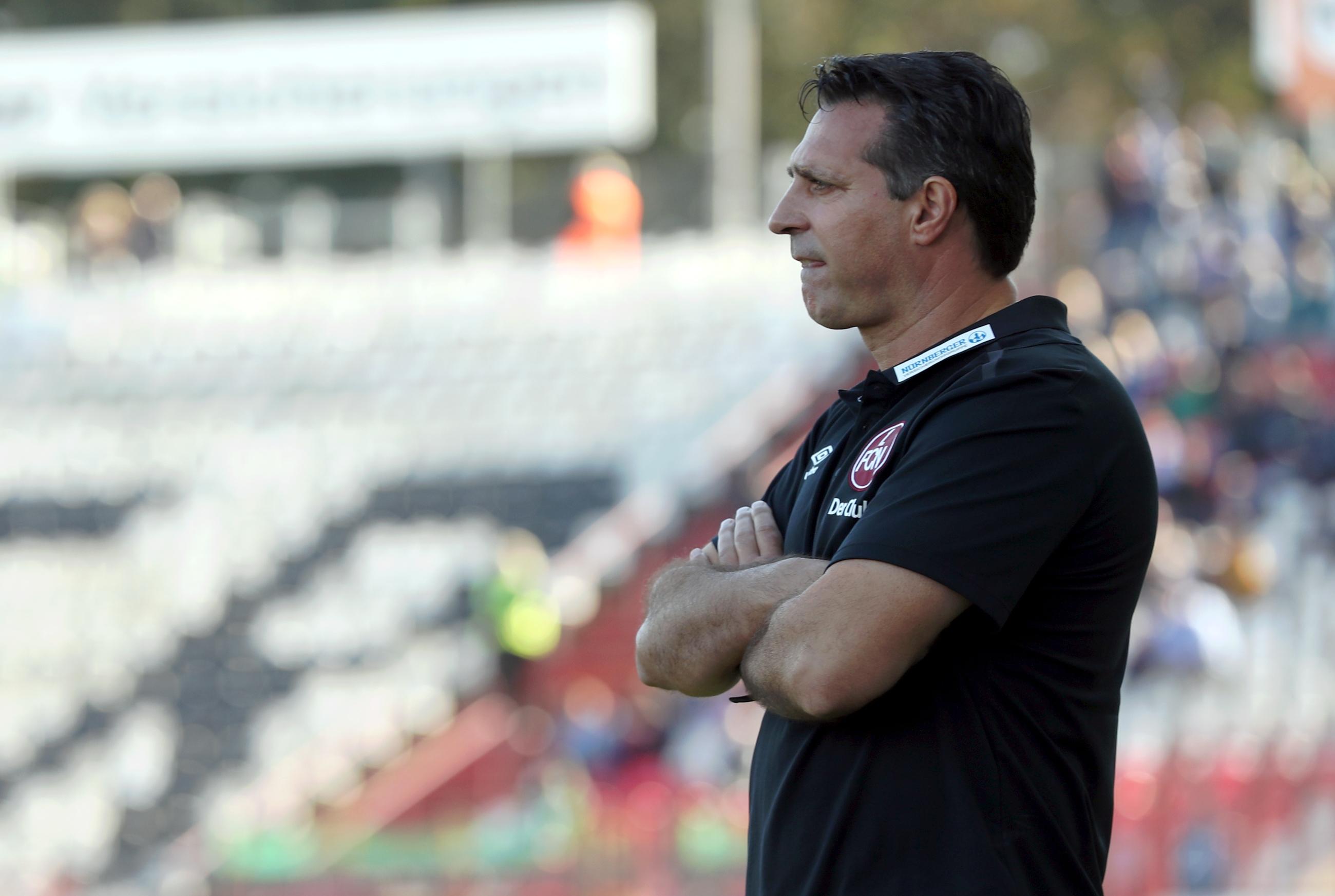 Und, man konnte es kaum glauben, auch in Karlsruhe gewann der FCN. Wieder traf Goalgetter Burgstaller doppelt, Matavz machte den Deckel drauf. Das 3:0 wurde nur getrübt von ein paar Chaoten im FCN-Fanblock, die mit Feuerwerkskörpern eine Spielunterbrechung provozierten.