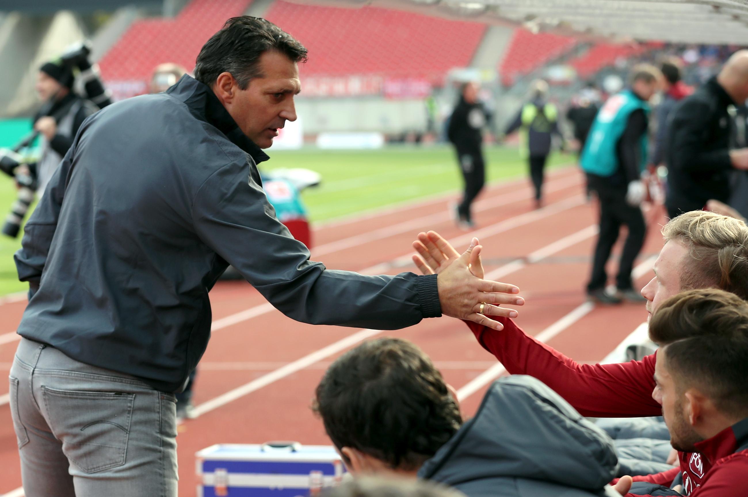 Ein Lauf ist ein Lauf ist ein Lauf: Im Heimspiel gegen Hannover 96 (und Ex-Sportvorstand Martin Bader) gelingt der Schwartz-Elf der vierte Sieg in Folge. Wieder knipsen Burgstaller und Matavz. Und Schwartz schien angekommen am Valznerweiher.