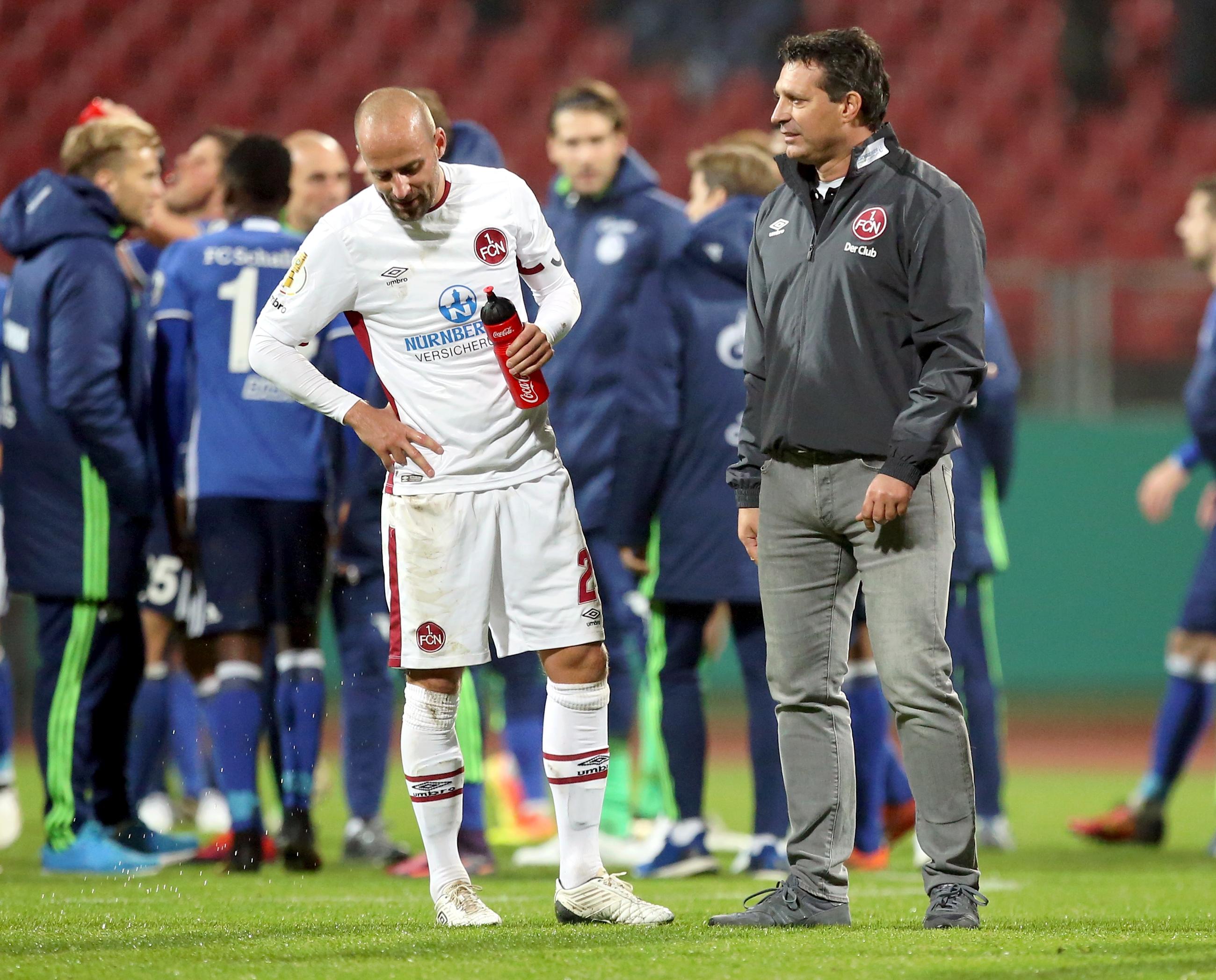 Da kam das Pokalspiel gegen in der Liga schwächelnde Schalker gerade recht - doch das Selbstvertrauen aus vier Erfolgen in Serie war schnell dahin, als die Knappen mit einer komfortablen Drei-Tore-Führung in die Pause gingen. Am Ende stand immerhin nur eine knappe 2:3-Niederlage.