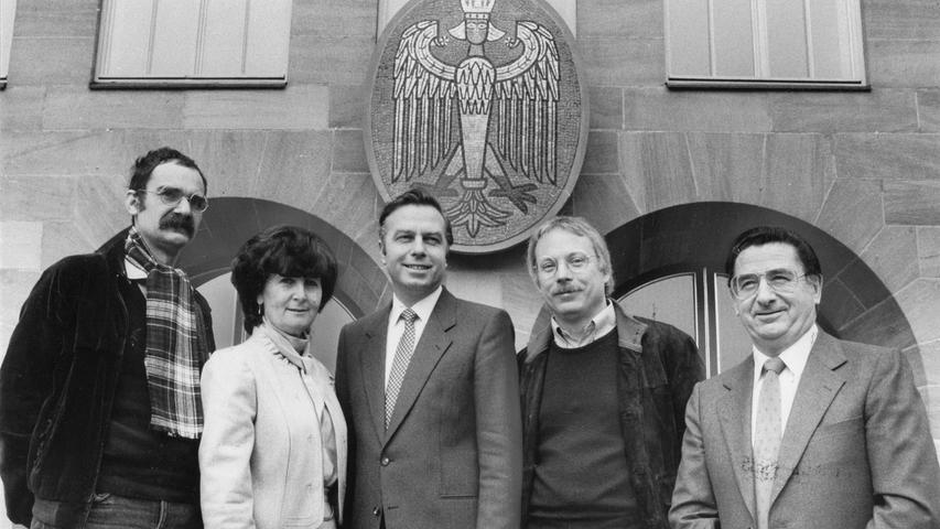 Ab 1984 führt Schönlein die SPD-Fraktion im Nürnberger Stadtrat. Die damalige Fraktionsspitze vor der Rathauspforte (von links): Gebhard Schönfelder, Juliane Sommer, Schönlein, Jürgen Fischer und Arno Hamburger.