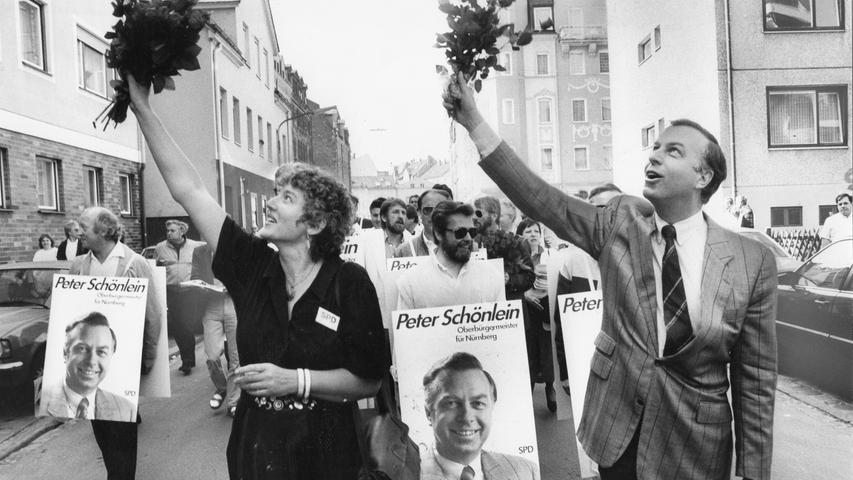 Das wird gefeiert - hier in Schweinau mit SPD-Wegbegleiterin Renate Schmidt, die später Spitzenämter in SPD und Bundesregierung bekleidet.