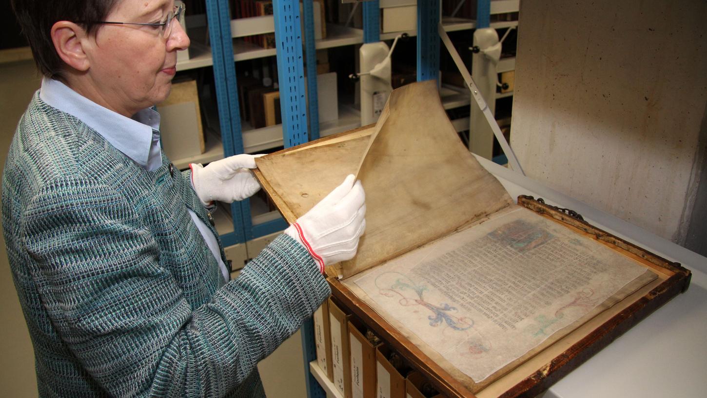 Archivleiterin Andrea Schwarz zeigt ihr Lieblingswerk aus dem Bestand des Landeskirchlichen Archivs in Nürnberg.