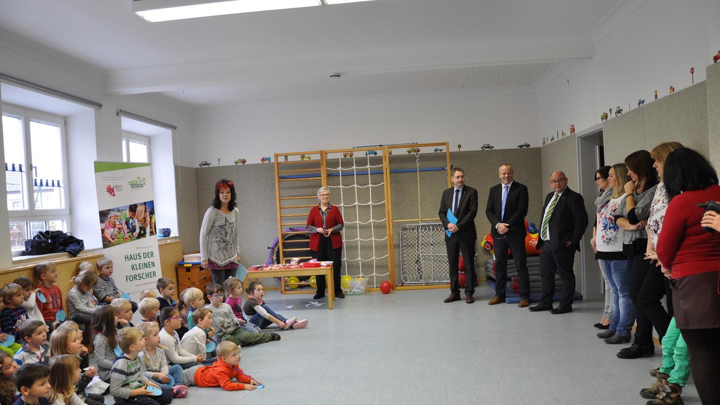 Von Ansbachs Landrat Dr. Jürgen Ludwig gab es für die Kindertagesstätte eine Zertifizierungsurkunde.