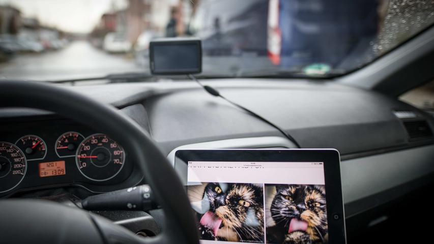 Bereits im November kündigte Verkehrsminister Alexander Dobrindt an, dass er nun auch Tablets und E-Reader am Steuer verbieten wolle. Seit Januar greift das Verbot. Erlaubt bleiben sollen aber Geräte mit Vorlesefunktion.