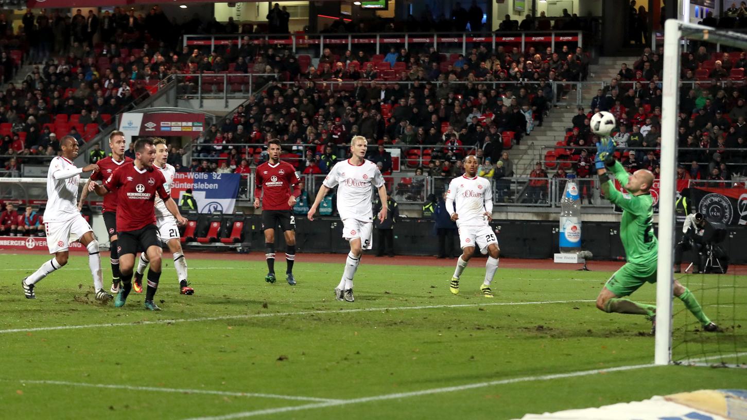 Der geht rein! Der aufgerückte Even Hovland rettete dem FCN gegen Würzburg einen Punkt. Der geht rein! Der aufgerückte Even Hovland rettete dem FCN gegen Würzburg einen Punkt.