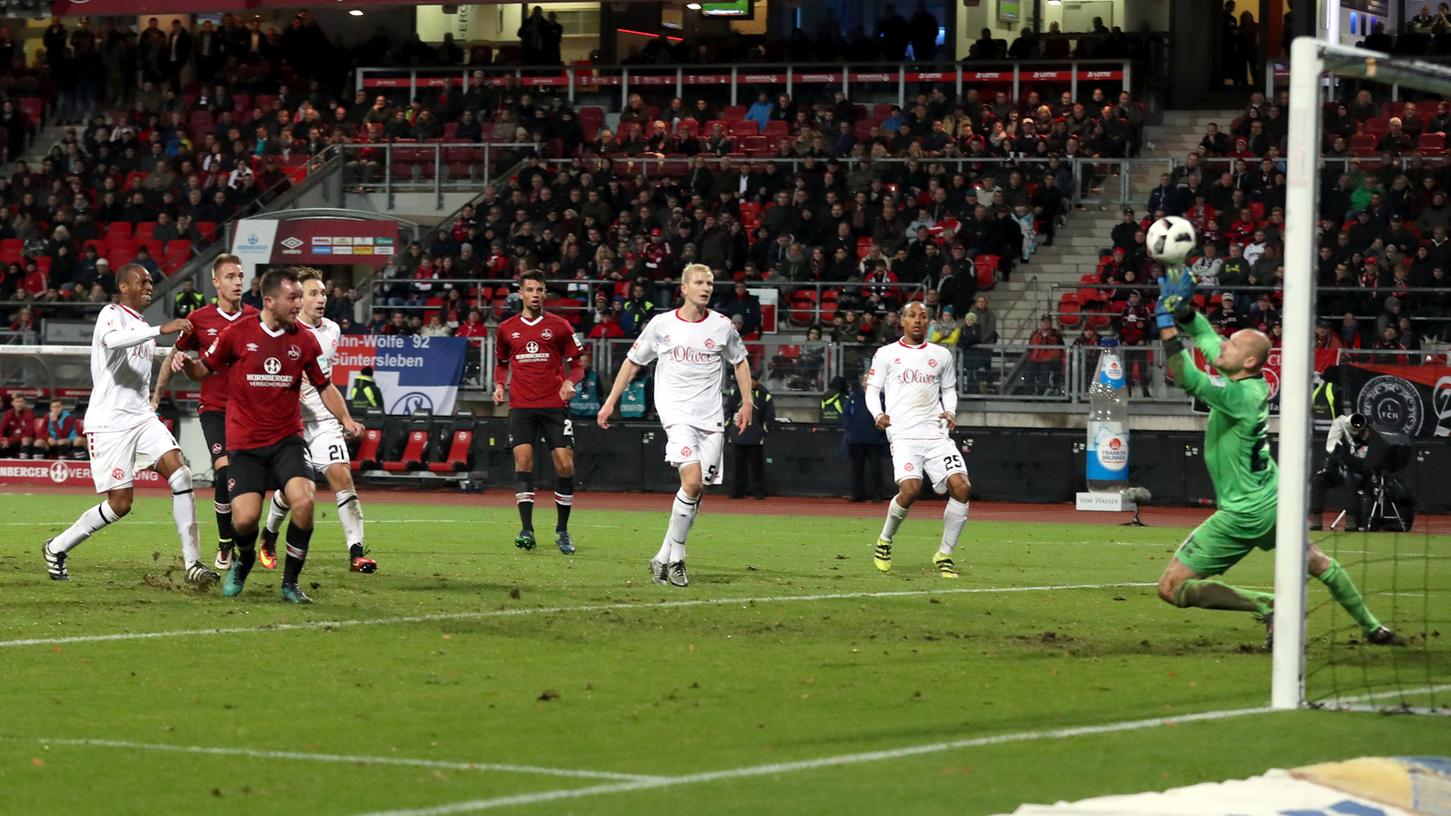 Der geht rein! Der aufgerückte Even Hovland rettete dem FCN gegen Würzburg einen Punkt.