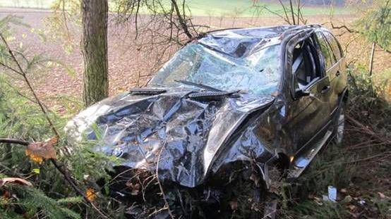 BMW stürzt zwölf Meter Böschung hinab: Drei Verletzte