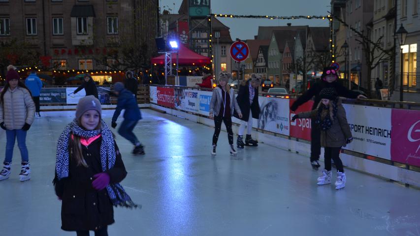 Die Eissaison ist eröffnet. Ab sofort bis einschließlich 8. Januar kann man auf dem Gunzenhäuser Marktplatz wieder auf Schlittschuhen seine Runden drehen.