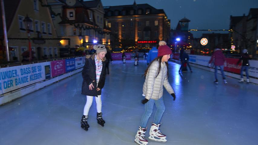 Die Eissaison ist eröffnet. Ab sofort bis einschließlich 8. Januar kann man auf dem Gunzenhäuser Marktplatz wieder auf Schlittschuhen seine Runden drehen.
