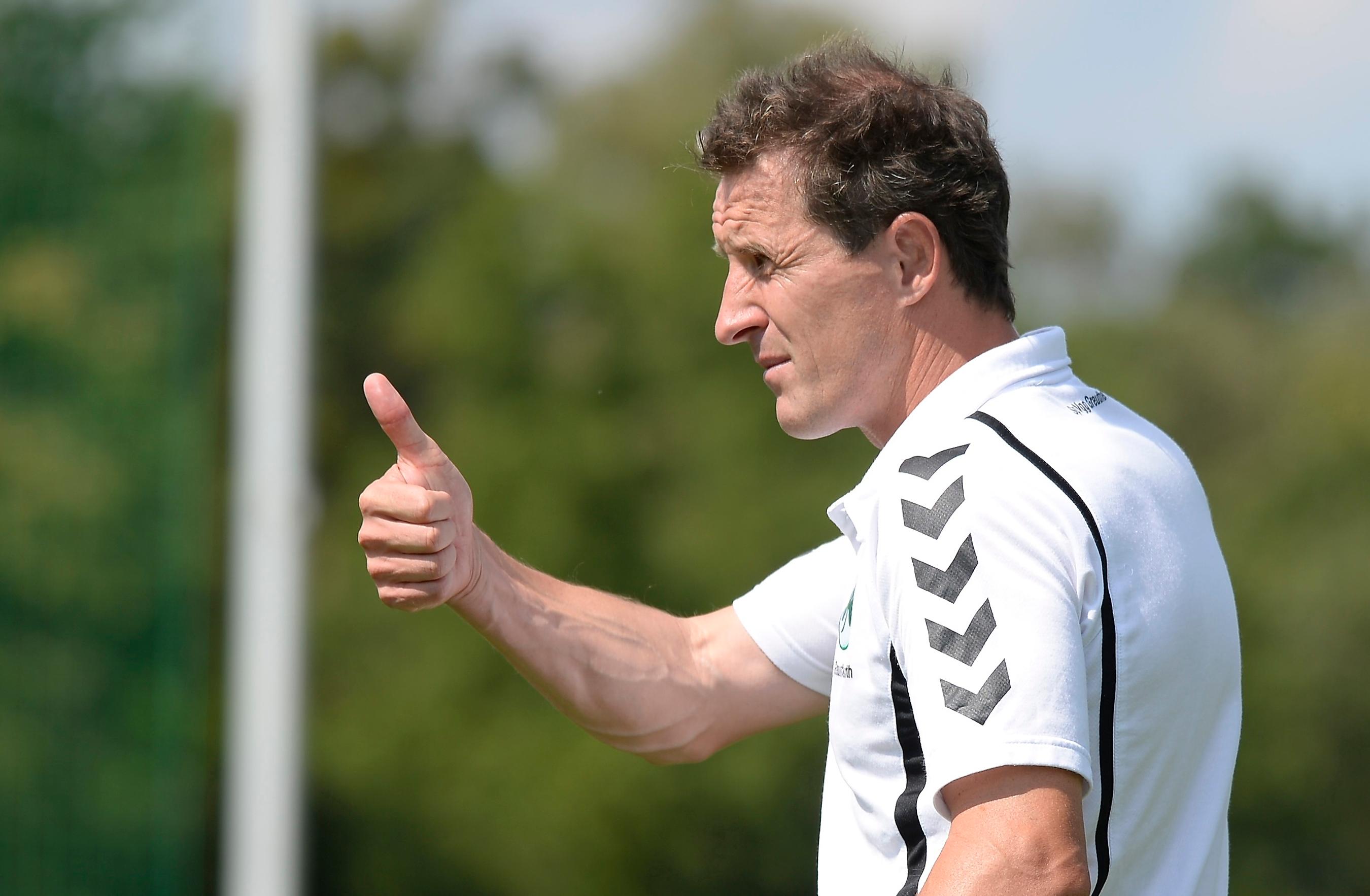 ... die in Augsburg weitergeht: Er übernimmt im Sommer 2008 beim FCA die U17 und sammelt fortan Erfahrung als Trainer im Jugendbereich. 2012 heuert er als Athletiktrainer beim 1. FC Heidenheim an, doch nur ein knappes Jahr später ist Radoki wieder zurück in Fürth: Ab Januar 2014 nimmt er die A-Junioren der Spielvereinigung unter seine Fittiche.