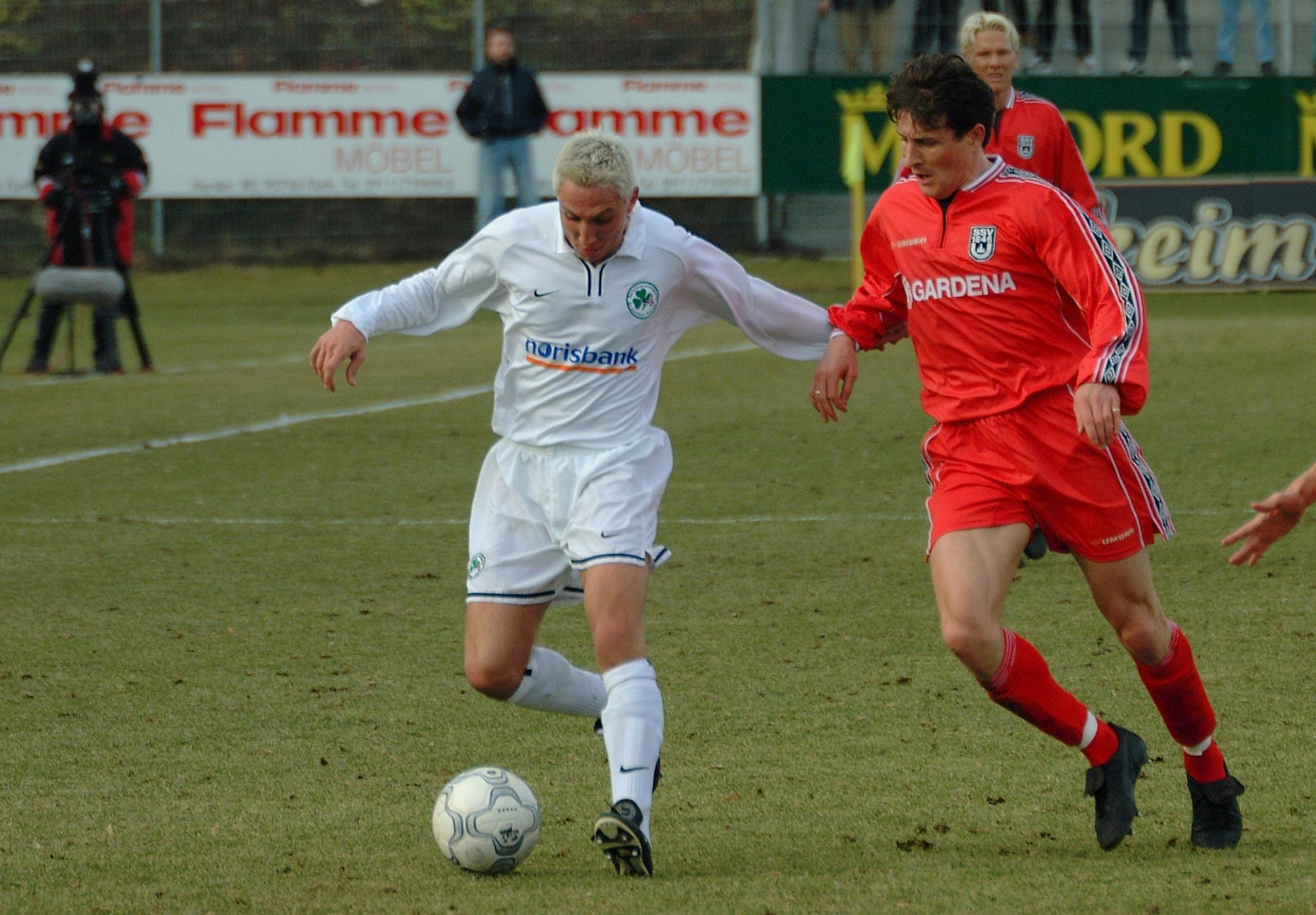 Und es soll noch höher gehen: Mit dem Wechsel zum SSV Ulm schnuppert Radoki sogar Bundesligaluft. In 25 Erstligaspielen gelingt dem Linksfuß zwar kein Treffer, in die Geschichtsbücher schafft er es aber dennoch ...