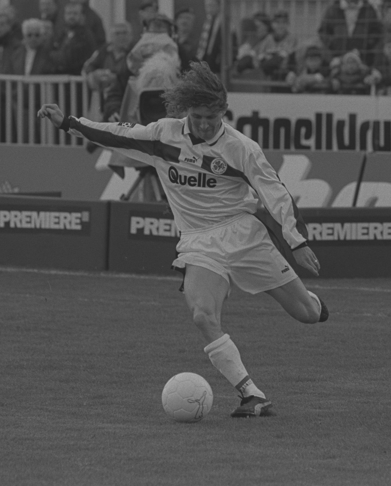 1997 - noch mit markanter Lockenmähne - schafft der Linksverteidiger mit der Spielvereinigung den Sprung aus der Regionalliga Süd in die 2. Bundesliga.