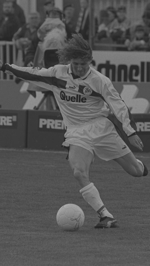 1997 - noch mit markanter Lockenmähne - schafft der Linksverteidiger mit der Spielvereinigung den Sprung aus der Regionalliga Süd in die 2. Bundesliga.