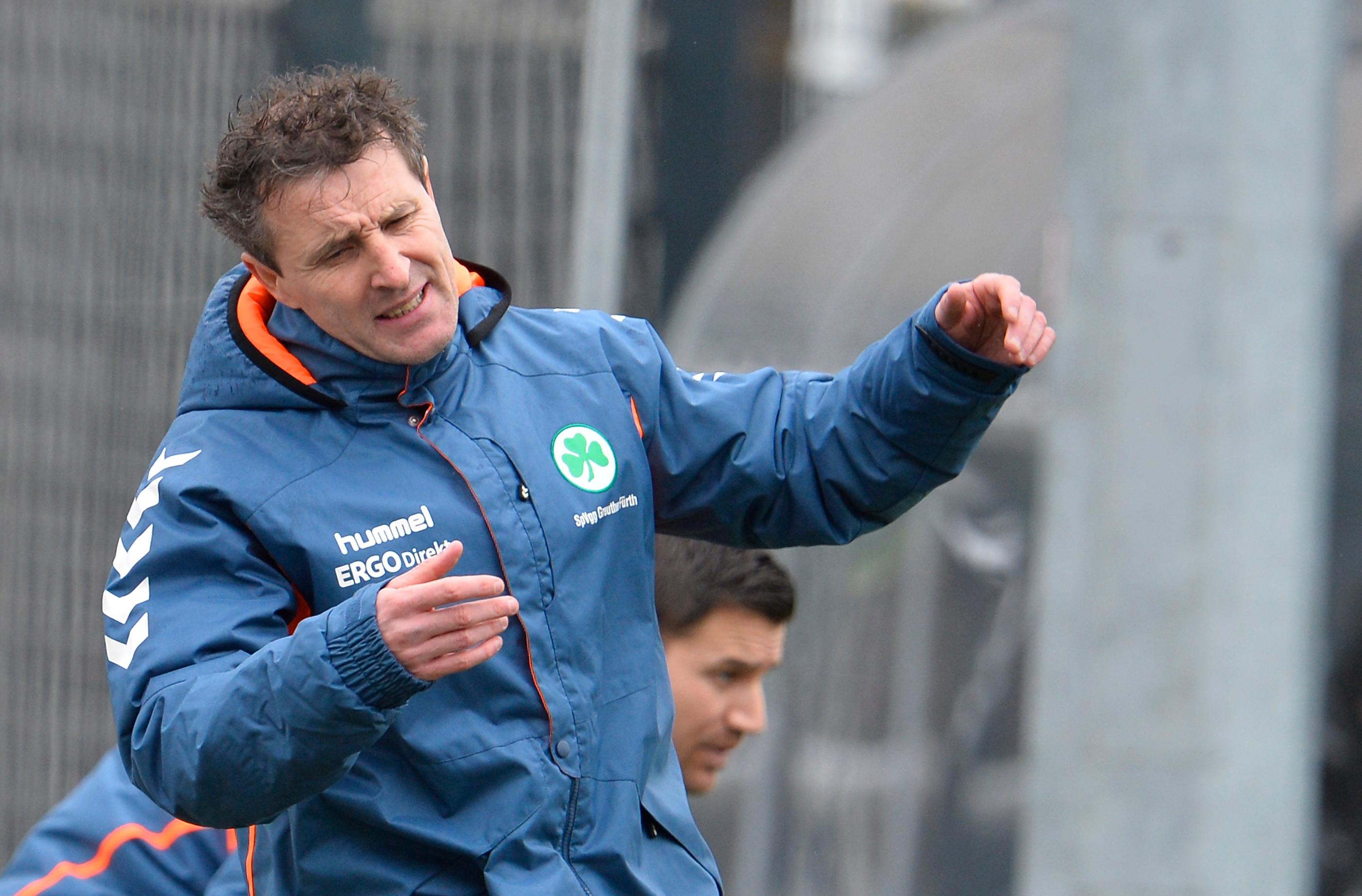 Im November 2016 springt Radoki schließlich für den scheidenden Stefan Ruthenbeck ein. Bis "mindestens zur Winterpause", so der Verein, stehe der zweifache Familienvater nun vor seiner bislang größten Aufgabe als Trainer. "Harte Arbeit" kündigt der neue Coach an, "damit wir die Spielvereinigung zurück in die Erfolgsspur bringen".