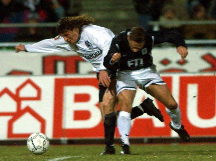 Bei der 1:2-Auswärtsniederlage des Aufsteigers bei Hansa Rostock wird Radoki als einer von vier Ulmern des Feldes verwiesen - Bundesligarekord!