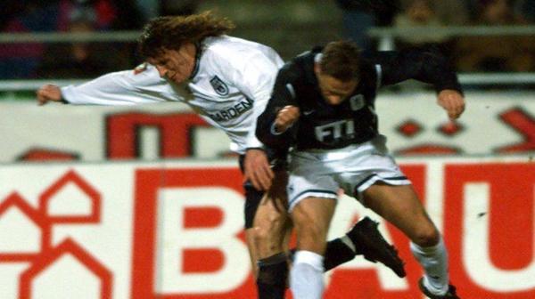 Bei der 1:2-Auswärtsniederlage des Aufsteigers bei Hansa Rostock wird Radoki als einer von vier Ulmern des Feldes verwiesen - Bundesligarekord!