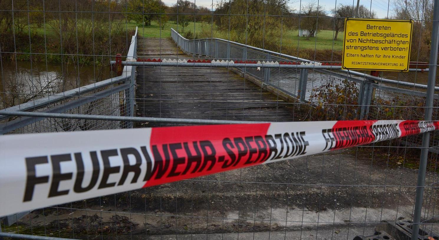Die Wehrinsel-Brücke in Baiersdorf ist eingebrochen