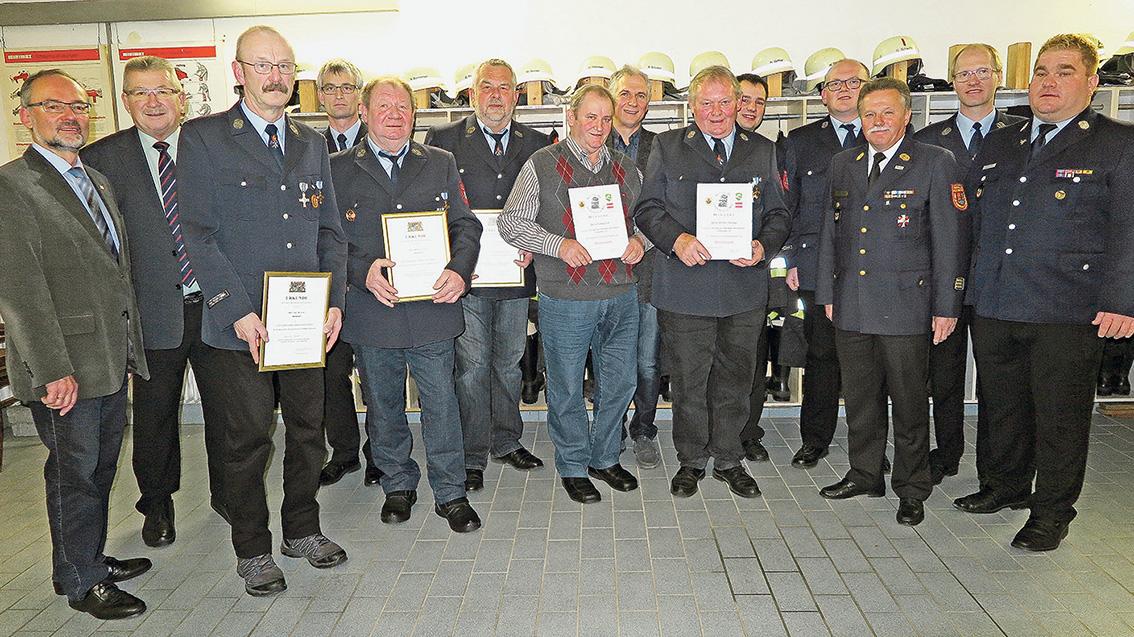 Für 40 Jahre aktive Dienstzeit ehrte die Wehr bei ihrer Jahresversammlung Karl Wieser, Heinz Opitsch und Günter Schülein sowie für 50 Jahre Mitgliedschaft Ludwig Luff und Werner Föttinger, die die Brandschützer zugleich zu Ehrenmitgliedern ernannten (von links mit Urkunden). Für 40 Jahre aktive Dienstzeit ehrte die Wehr bei ihrer Jahresversammlung Karl Wieser, Heinz Opitsch und Günter Schülein sowie für 50 Jahre Mitgliedschaft Ludwig Luff und Werner Föttinger, die die Brandschützer zugleich zu Ehrenmitgliedern ernannten (von links mit Urkunden).